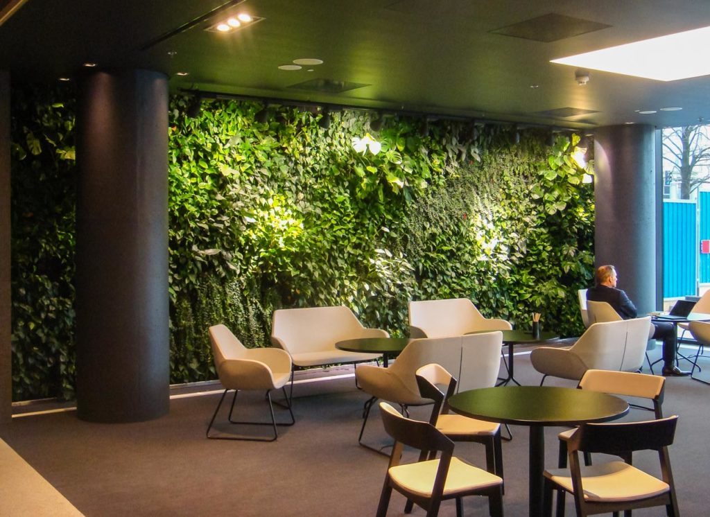 Zielona ściana w restauracji biurowca Eurocentrum